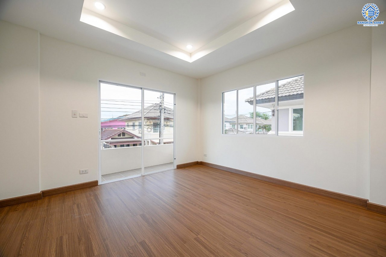 บ้านมือสองตกแต่งใหม่ โครงการ ชวนชื่นโมดัส แจ้งวัฒนะ เนื้อที่ 51.6 ตร.ว. ฟังก์ชัน 3 ห้องนอน 3 ห้องน้ำ จอดรถได้ 2 คัน รองรับทุกการอยู่อาศัย บนทำเลเดินทางเข้า-ออกเมืองสะดวก เชื่อมต่อถนนเลี่ยงเมืองปากเกร็ด, ถนนแจ้งวัฒนะ, ถนนติวานนท์ ใกล้รถไฟฟ้าสายสีชมพู "สถานีเลี่ยงเมืองปากเกร็ด" ทางด่วน "แจ้งวัฒนะ" และเซ็นทรัล แจ้งวัฒนะ